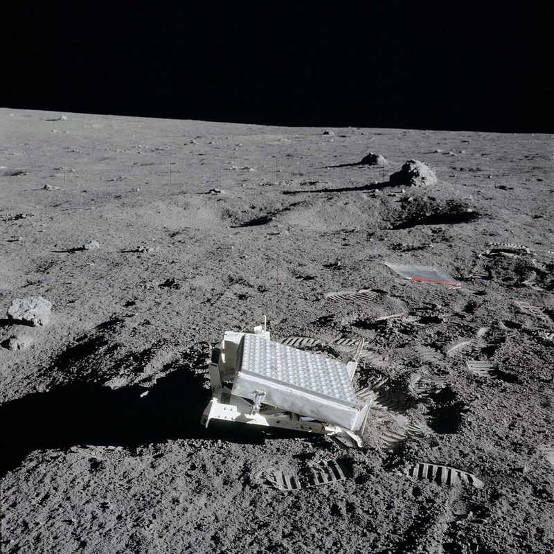 Un reflector sobre la superficie lunar.